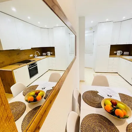 Wyjatkowy Apartament Z Basenem, Placem Zabaw, Blisko Morza 아파트 또레비에하